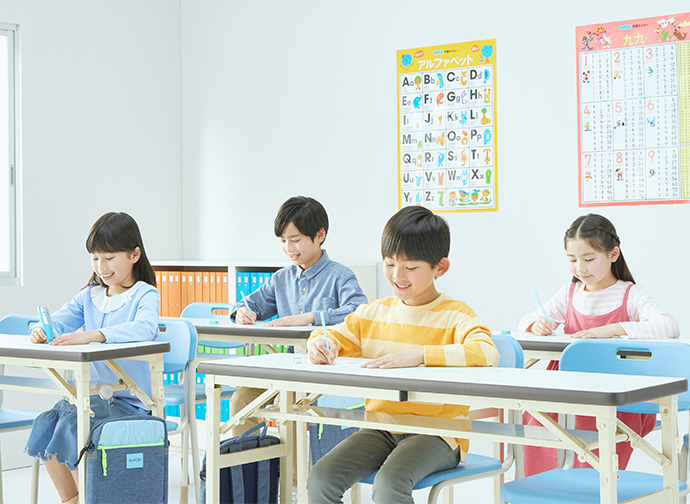 お子さまが楽しそうに勉強をしている