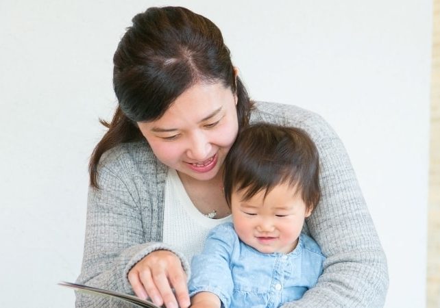 お母さんとお子さまが本を読んでいる