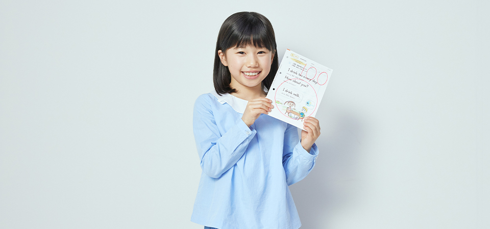 女性が100点を取って笑顔でこちらを向いている